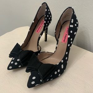 Womens Betsey Johnson Prince Dorsay Bow Toe Pumps, Black/White Polka Dots se 6.5